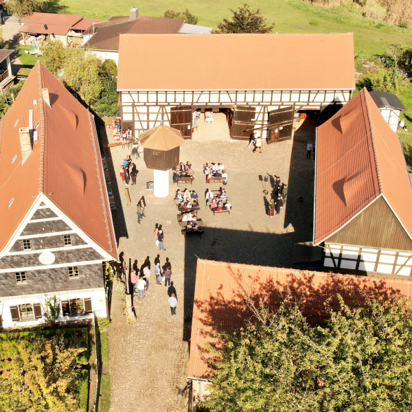 DerGeschichtenhofWyhra_c_StadtBorna_HRScheibe